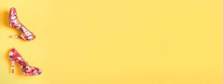 Scarpe da donna color rosa fiori con tacco medio su fondo giallo