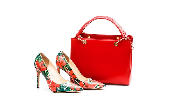 Scarpe da donna con tacco alto e borse. Scarpe eleganti sandali in pelle da donna rosse. Borsa donna. Borsa da donna e scarpe rosse alla moda. Stiletto di scarpe in pelle colorata. Scarpa classica in pelle da donna alla moda.