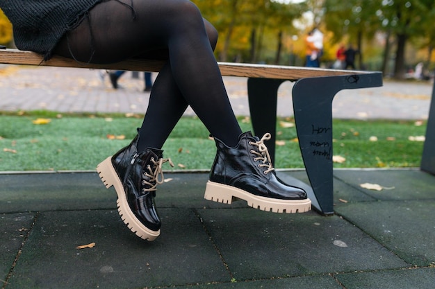 scarpe da donna eleganti stanno sulla strada su una tavola. moda e camminata conforme