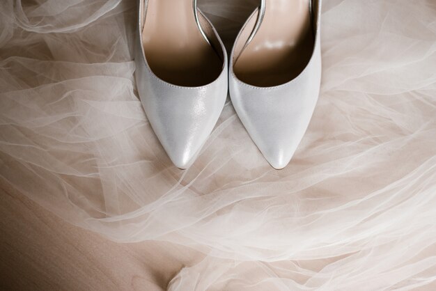 Scarpe da donna grigie su tessuto di tulle bianco