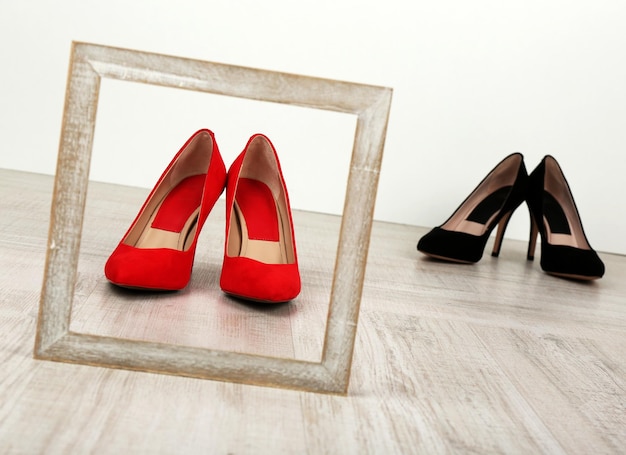 Scarpe da donna nere e rosse con telaio sul pavimento
