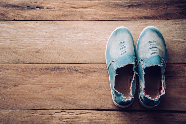 Scarpe da donna sul pavimento di legno.