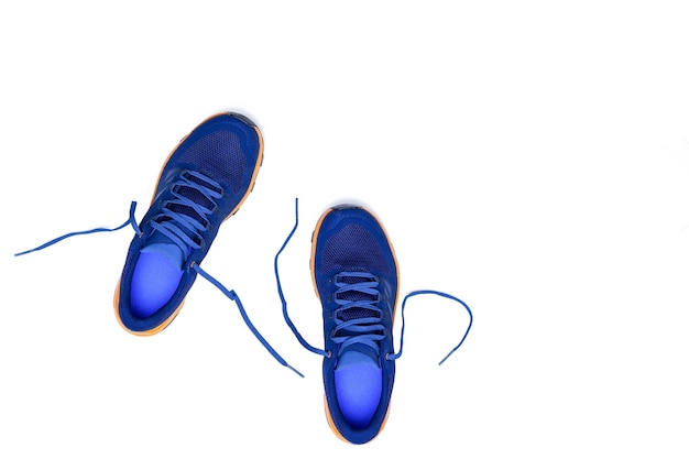 Scarpe da ginnastica blu su sfondo bianco isolato
