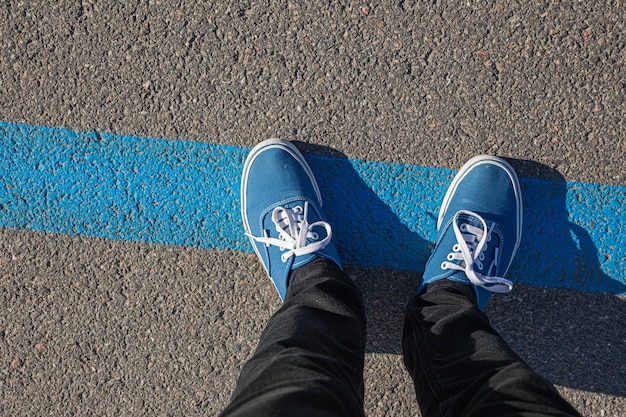 scarpe da ginnastica blu sulla striscia blu