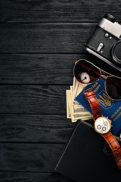 Scarpe da ginnastica con fotocamera da viaggio Dollari USA Passaporto di un cittadino ucraino Orologi telefonici Vista dall'alto Spazio libero per il testo