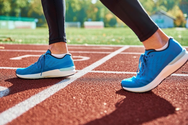 Scarpe da ginnastica da corsa sulla pista dello stadio