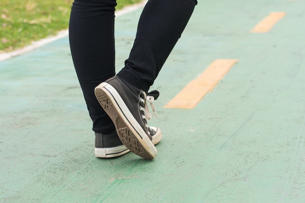 Scarpe da ginnastica nere su strada