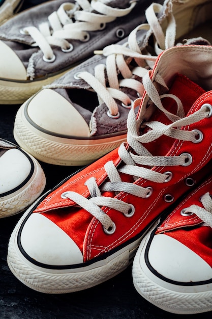 scarpe da ginnastica su fondo di legno nero