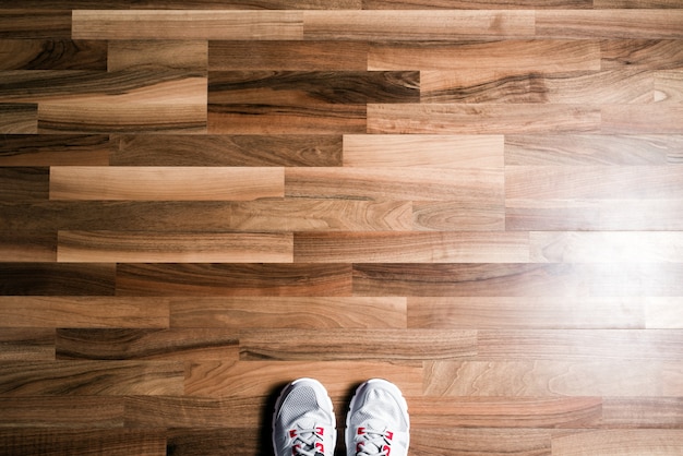 Scarpe da ginnastica su fondo in legno