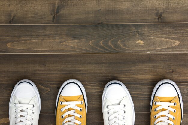 Scarpe da ginnastica su fondo in legno