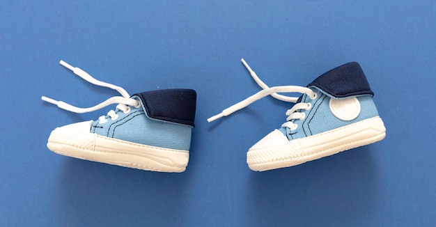 Scarpe da neonato su sfondo blu colore primo piano