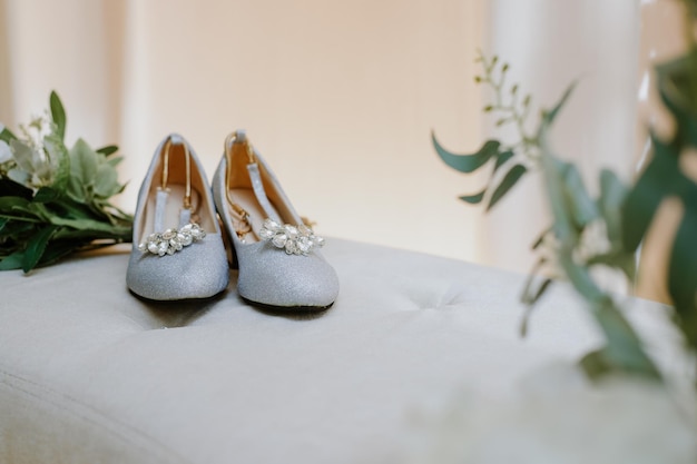 Scarpe da sposa con accessori.