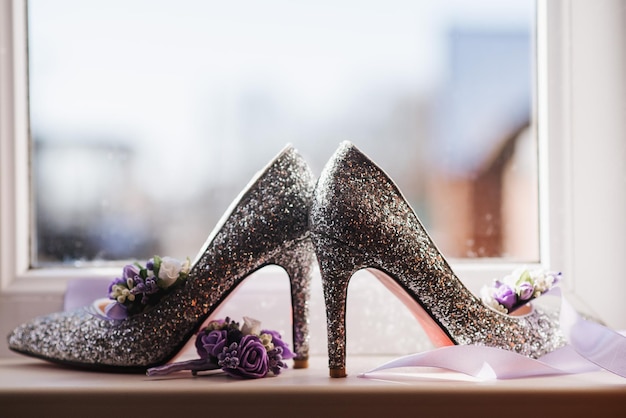 Scarpe da sposa con decorazioni per la preparazione del giorno del matrimonio