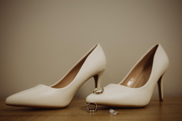 Scarpe da sposa con fedi nuziali sui tacchi