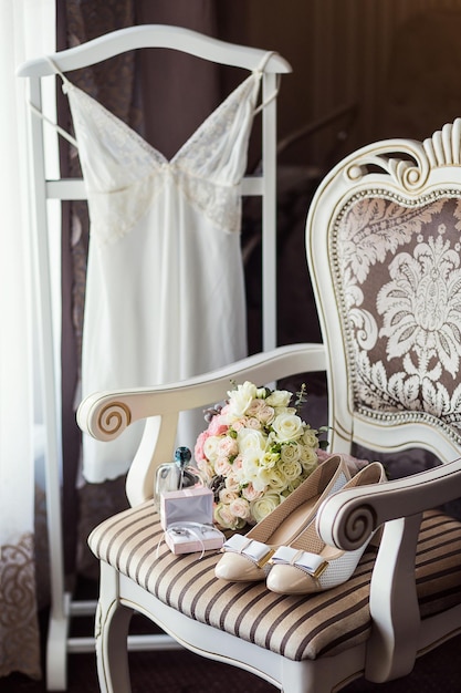Scarpe da sposa con tacco alto, anelli e bouquet come accessori da sposa