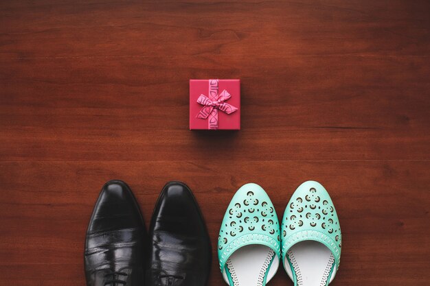 Scarpe da sposa degli sposi. Tavolo. Piani.