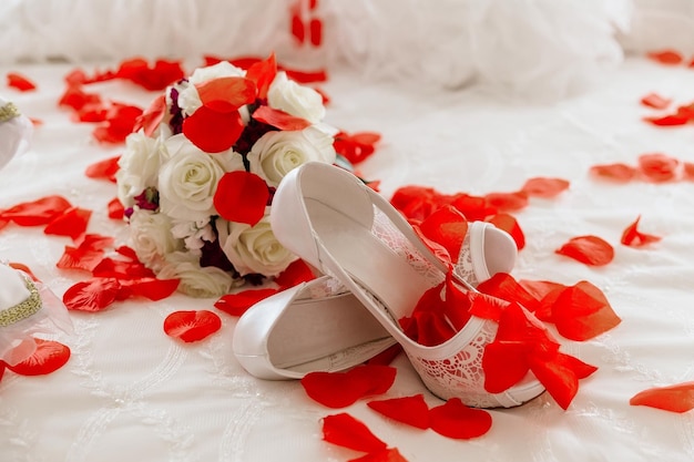 Scarpe da sposa e bouquet da sposa di rose