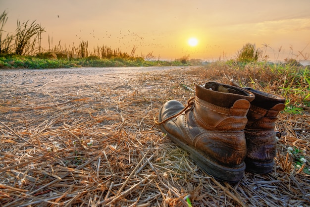 Scarpe da trekking in pista nel tramonto