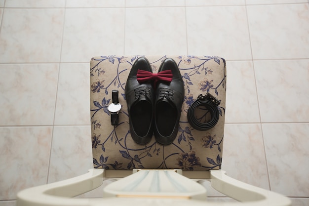 scarpe da uomo con cravatta a farfalla su una sedia