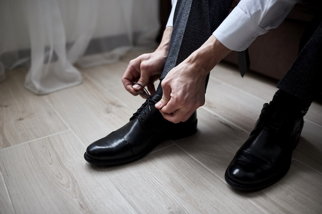 Scarpe da uomo d'affari, uomo che si prepara per il lavoro, sposo la mattina prima della cerimonia di matrimonio. Moda Uomo