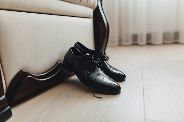 Scarpe da uomo e vestiti eleganti, tema vacanza e matrimonio