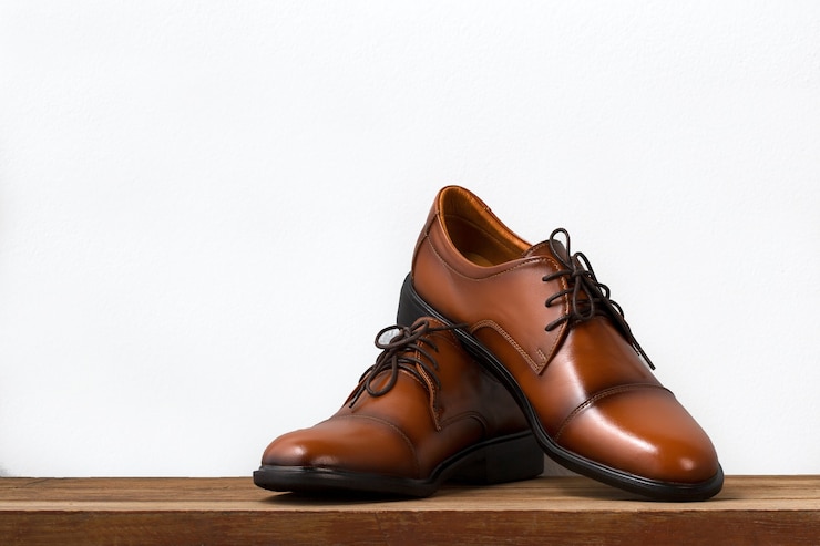 Scarpe da uomo in pelle moda marrone sul tavolo