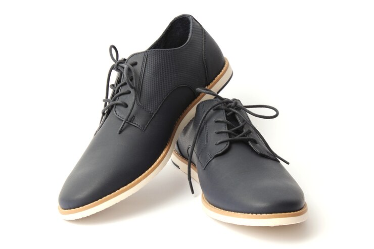 Foto scarpe da uomo isolate su calzature da uomo bianche