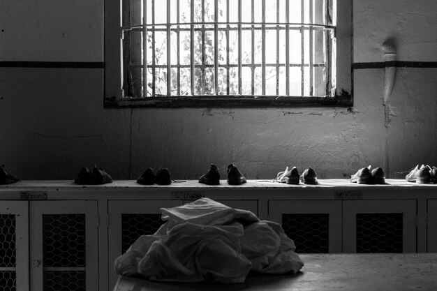 Scarpe di detenuti sulla finestra di Alcatraz.