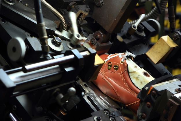 Scarpe di produzione. Produzione di calzature da mani umane. Calzaturificio