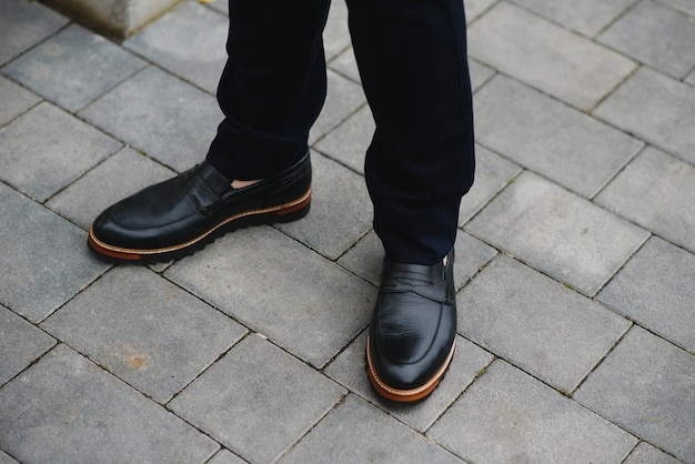 Scarpe e pantaloni eleganti maschili.