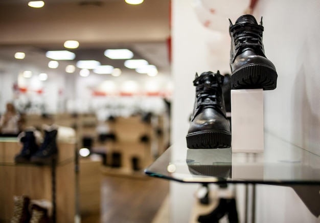scarpe e scarpe in pelle da uomo e da donna su uno scaffale di un negozio di scarpe scarpe da uomo e da donna in pelle
