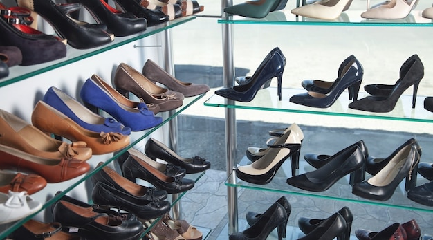 Scarpe femminili eleganti nel negozio.