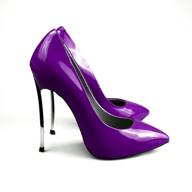 Scarpe femminili viola sopra bianco