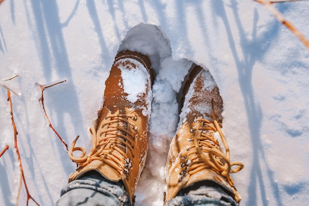 Scarpe gialle sulla neve in inverno