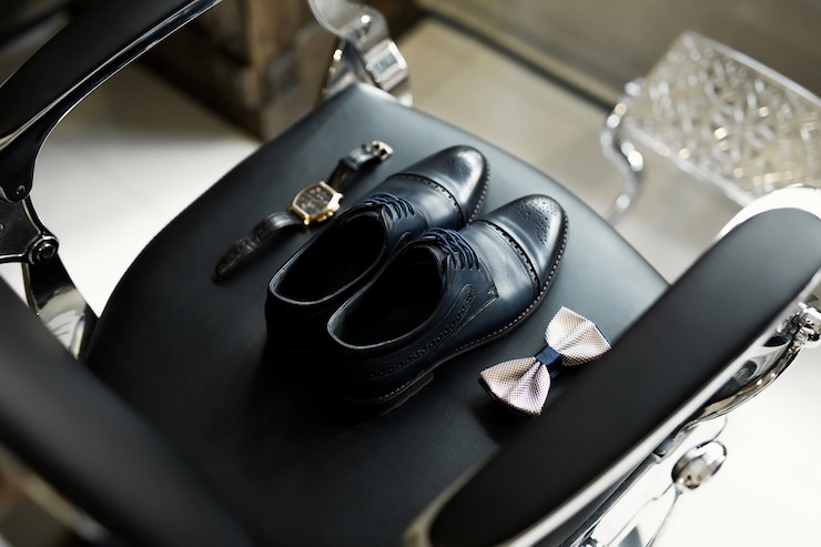 Foto scarpe, guarda, cravatta sulla sedia