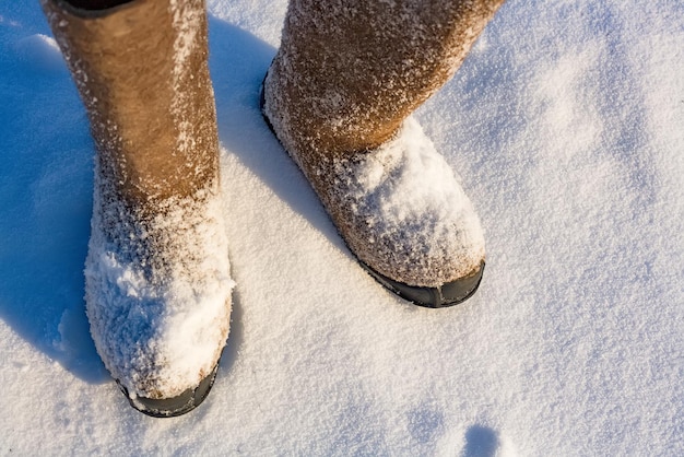 Scarpe invernali di grandi dimensioni in piedi sulla neve all'aria aperta Vista dall'alto Freddo estremo