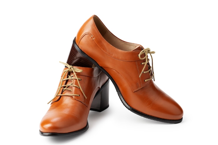 Foto scarpe marroni con tacco alto con lacci isolati su sfondo bianco