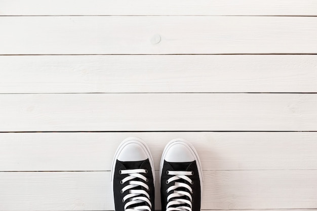 Scarpe nere su un tavolo di legno bianco