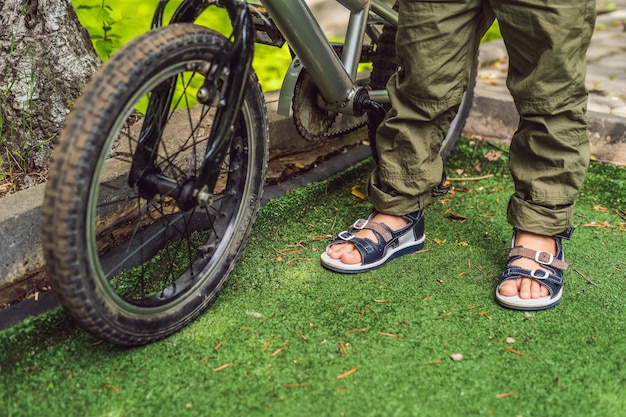 Scarpe ortopediche per bambini ai piedi del ragazzo.