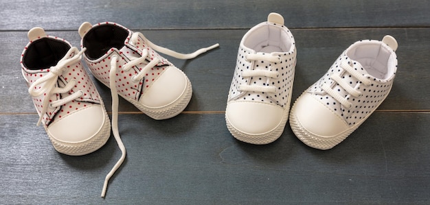 Scarpe per bambini su sfondo di colore blu del pavimento in legno