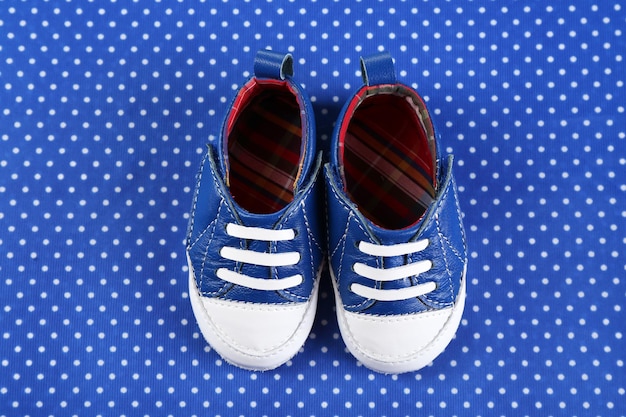 Scarpe per bambini su sfondo di stoffa blu