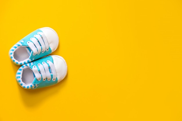 Scarpe per neonati su un giallo.
