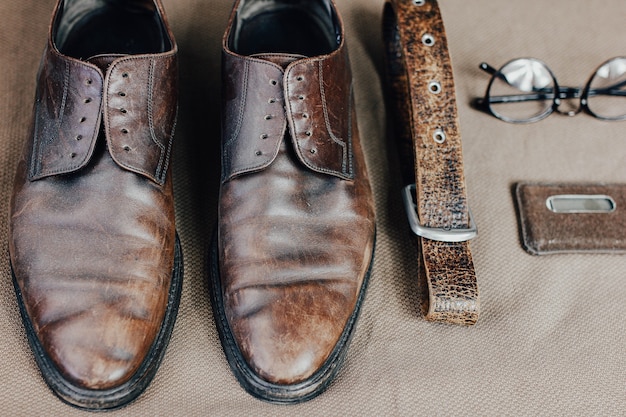 Scarpe retrò in pelle marrone cintura occhiali da sole steampunk e un orologio da tasca stile Vintage