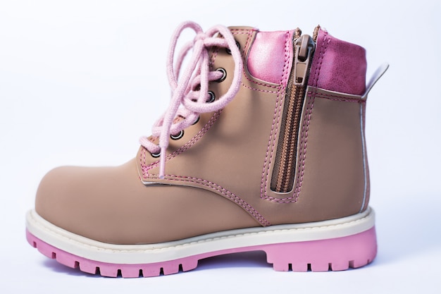 Scarpe rosa dei bambini su bianco