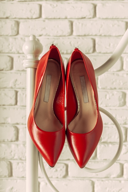 Scarpe rosse delle donne nella sala