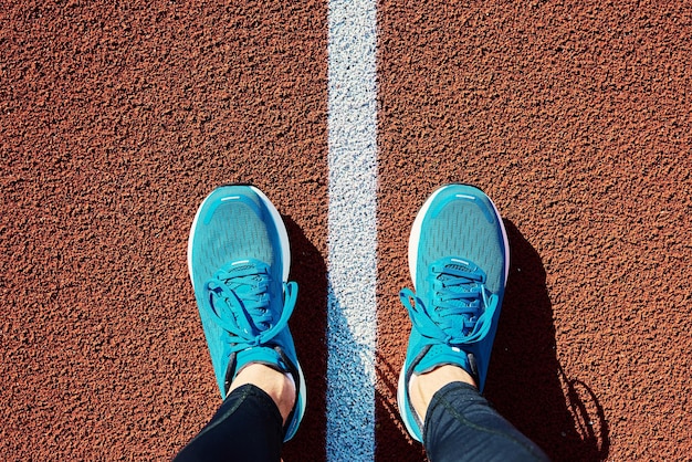 Scarpe sportive blu alla pista dello stadio