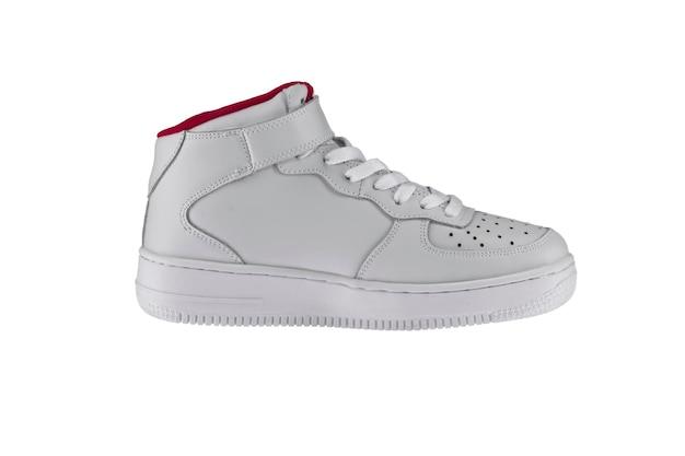 Scarpe sportive Sneaker bianca con inserto rosso su sfondo bianco