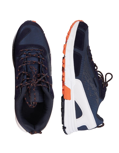 Scarpe sportive su bianco