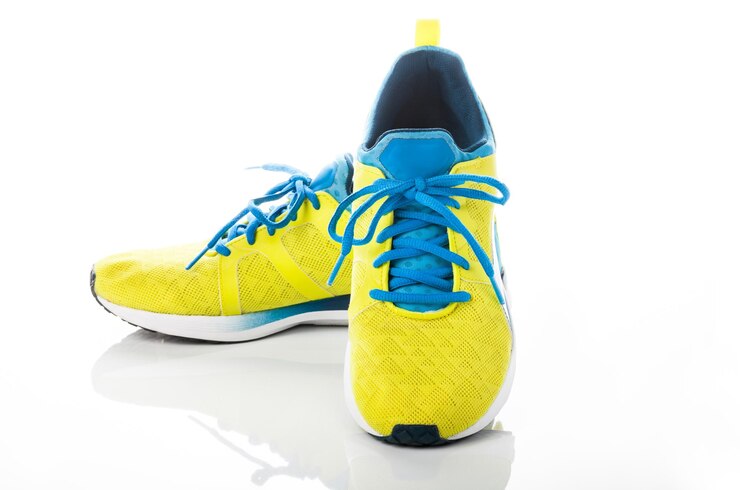 Scarpe sportive su sfondo bianco con tracciato di ritaglio