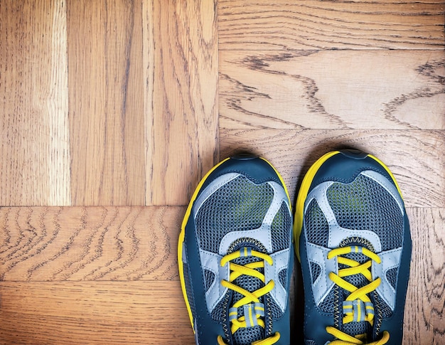 Scarpe sportive sul pavimento in legno